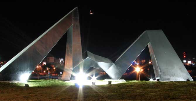 "La Serpiente", escultura de Mathias Goeritz. Fotografía de Pato Garza, bajo licencia de CC.