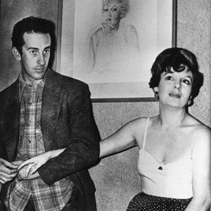 Pita Amor con el pintor Antonio Peláez, autor del retrato de la poeta (centro).