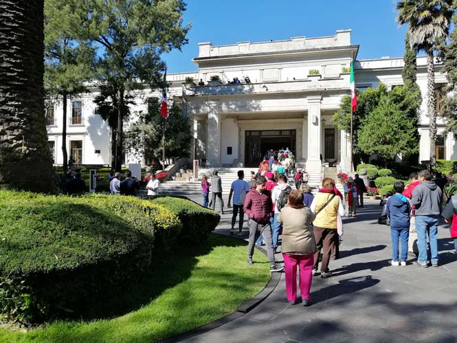 Los Pinos: poéticas y patéticas del poder simbólico