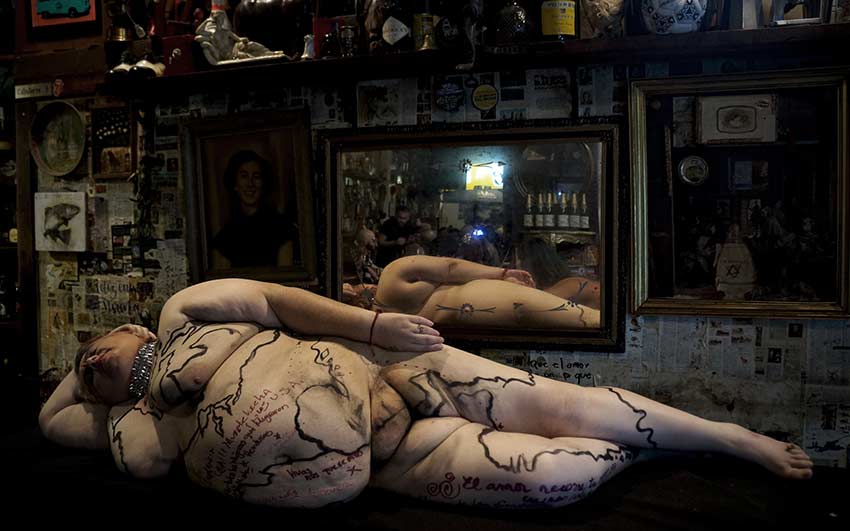 Erika Bülle. Cuerpa gorda: herramientas para una gorda rebelde. Documentación de performance en la Hostería La Bota, 2018. Cortesía: Museo Kaluz