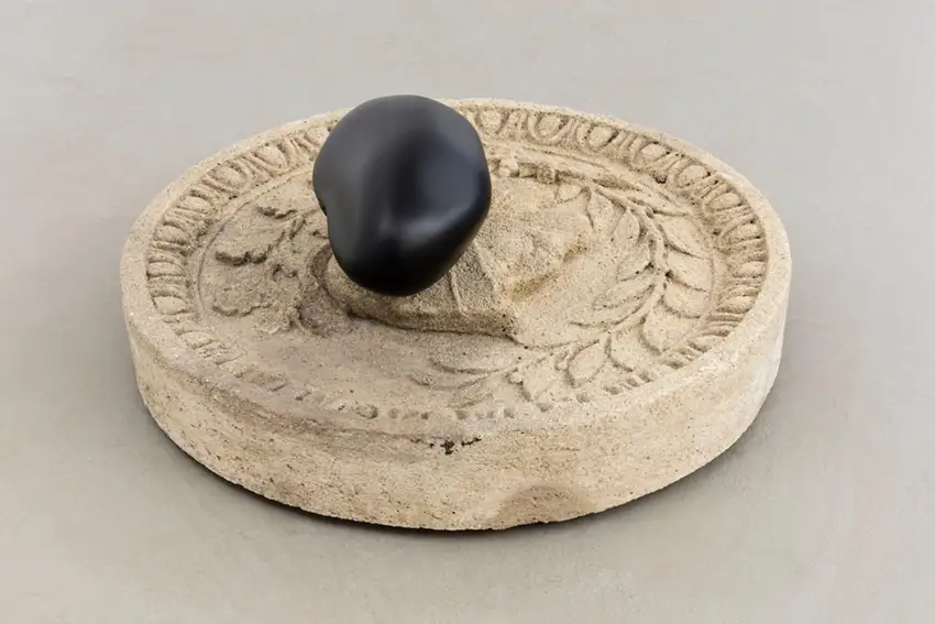 Gabriel Kuri, 1/1 Exponential Growth [1/1 Crecimiento exponencial], 2014. Cortesía del artista y Esther Schipper, Berlín/París/Seúl. Foto: Brian Forrest